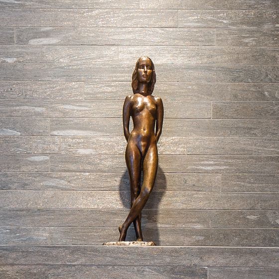 Badaccessoire weibliche Bronzefigur