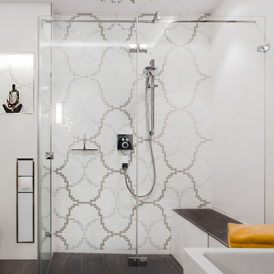 Ornamentik durch Mosaikfliesen im Duschbad