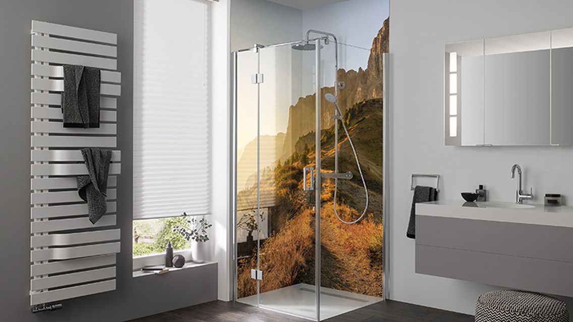 Tageslichtbad mit Dusche und Fotodruck-Designwand