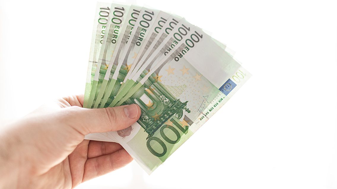 Hand mit mehreren 100 Euro-Scheinen