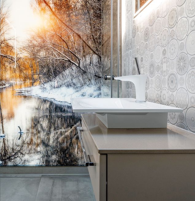 Badezimmer mit außergewöhnlichem Design der Badmöbel