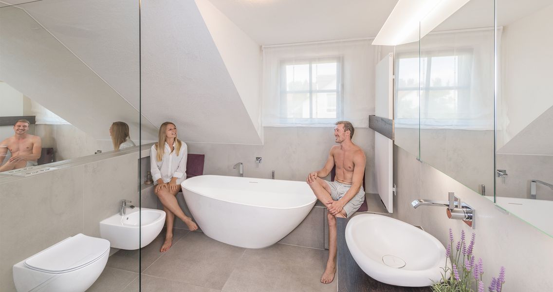 Modernes geräumiges Badezimmer mit ovalen Badelementen