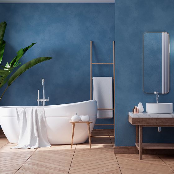 Freistehende Badewanne mit Holzelementen und farbigem Wanddesign