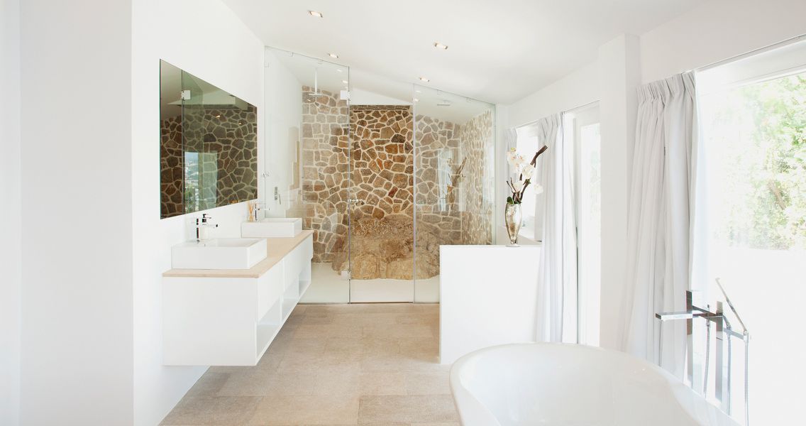 Badezimmer mit Natursteinwand im mediterranen Stil