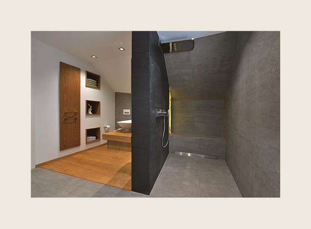 Stilvolle Kombination von Holz und Steinfliesen im Badezimmer 