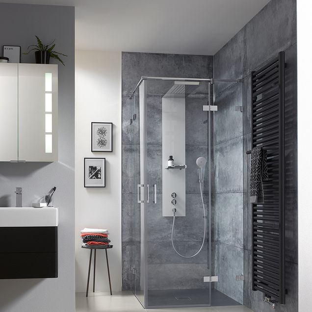 Dusche mit grauer Designwand