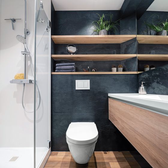 Duschbad dunkle Farbgebung der Wand mit Holzelementen