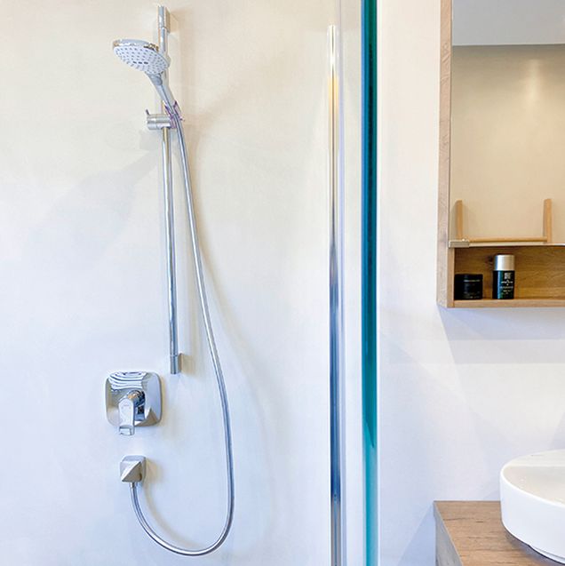 moderne Dusche mit fugenloser Badezimmerwand