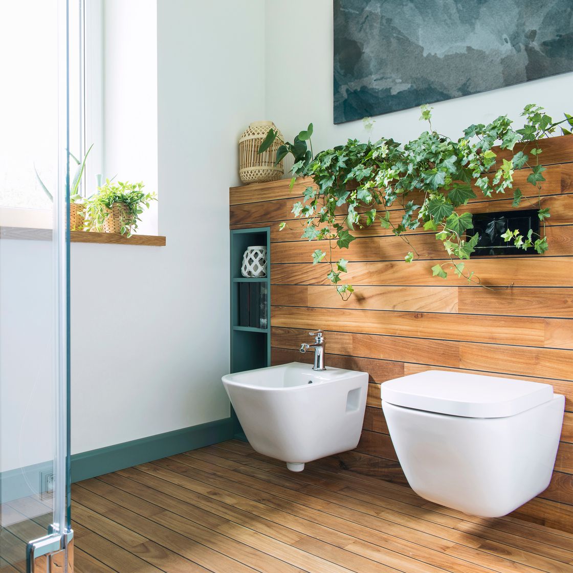 Badezimmer im Natur-Look mit Holz und Pflanzen