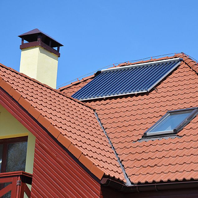 rotes Hausdach mit Solarkollektor