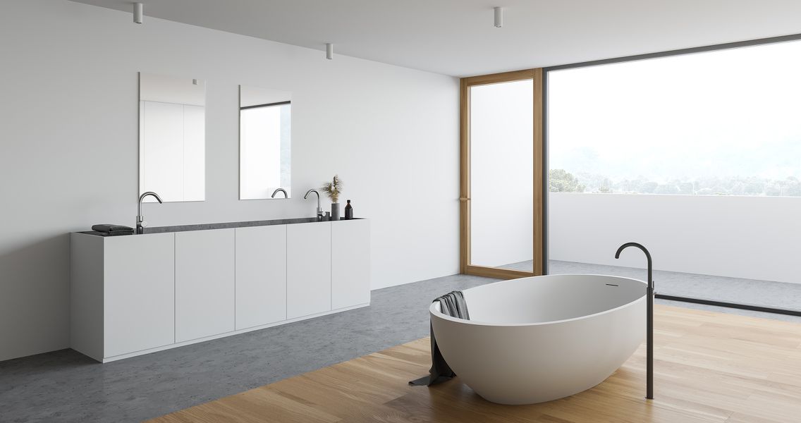 Geräumiges Badezimmer minimalistisch modern