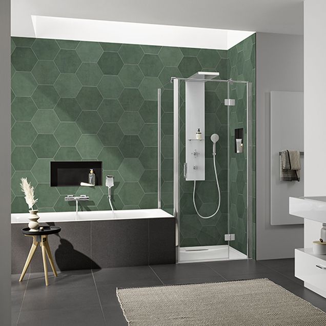 Badewanne und Dusche mit grüner Designwand